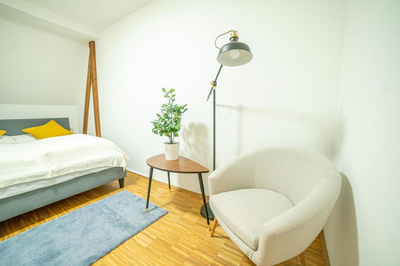 Fullhouse - - M18 - Fahrstuhl - Smarttv - Marktlage