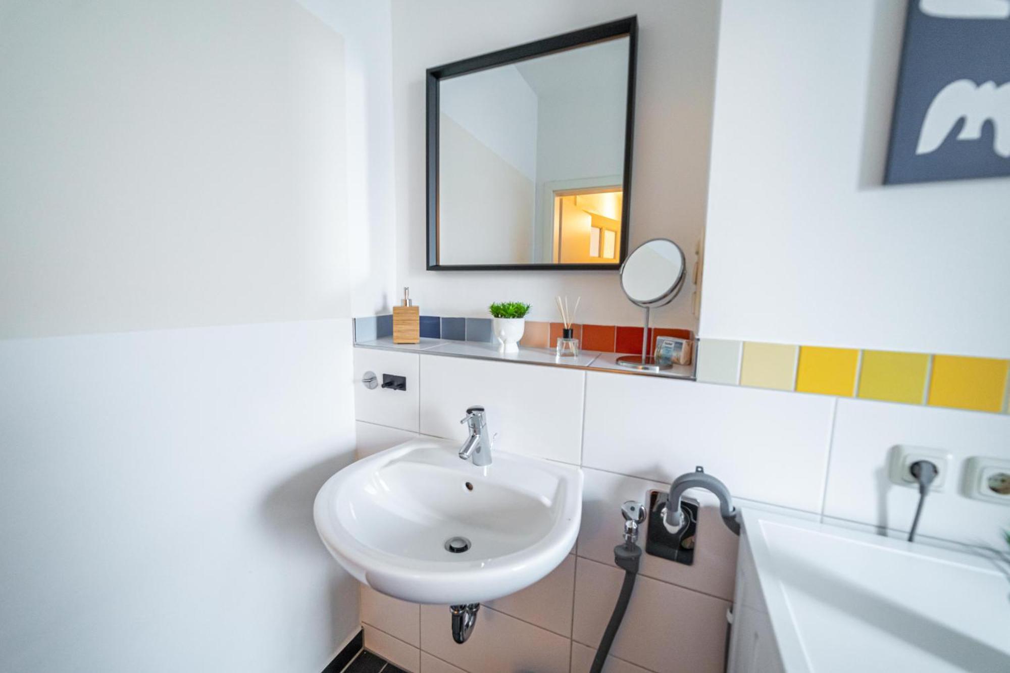 Fullhouse - - M18 - Fahrstuhl - Smarttv - Marktlage